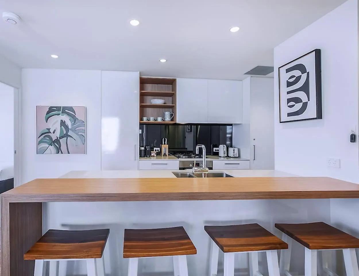 Regatta Hideaway - A Breezy Balcony Residence Brisbane